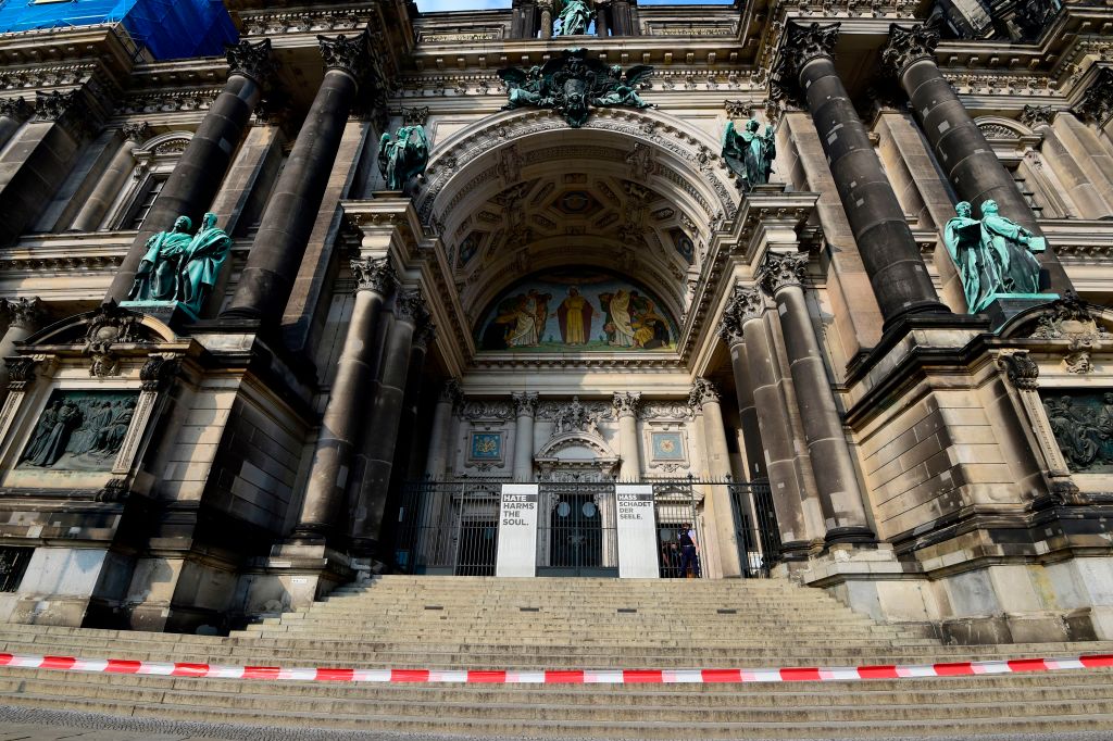 La police tire sur un forcené dans la cathédrale de Berlin