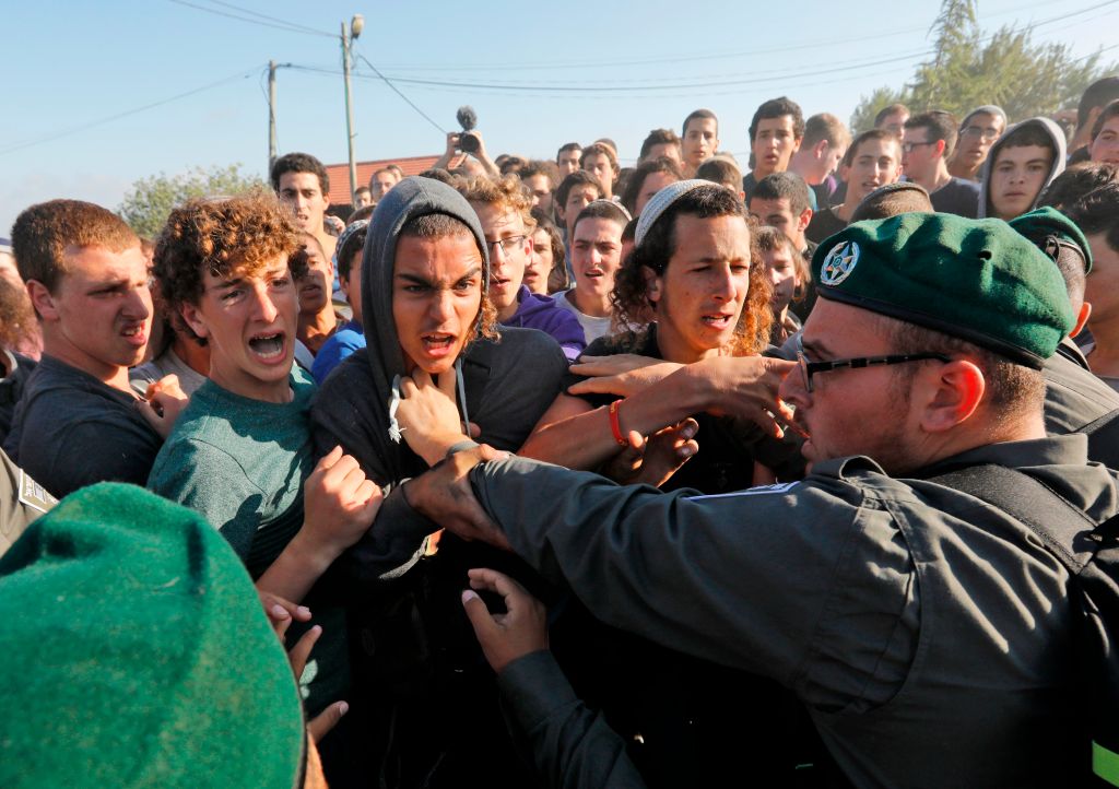 Heurts entre colons et policiers israéliens lors de l&rsquo;évacuation d&rsquo;une colonie « sauvage »