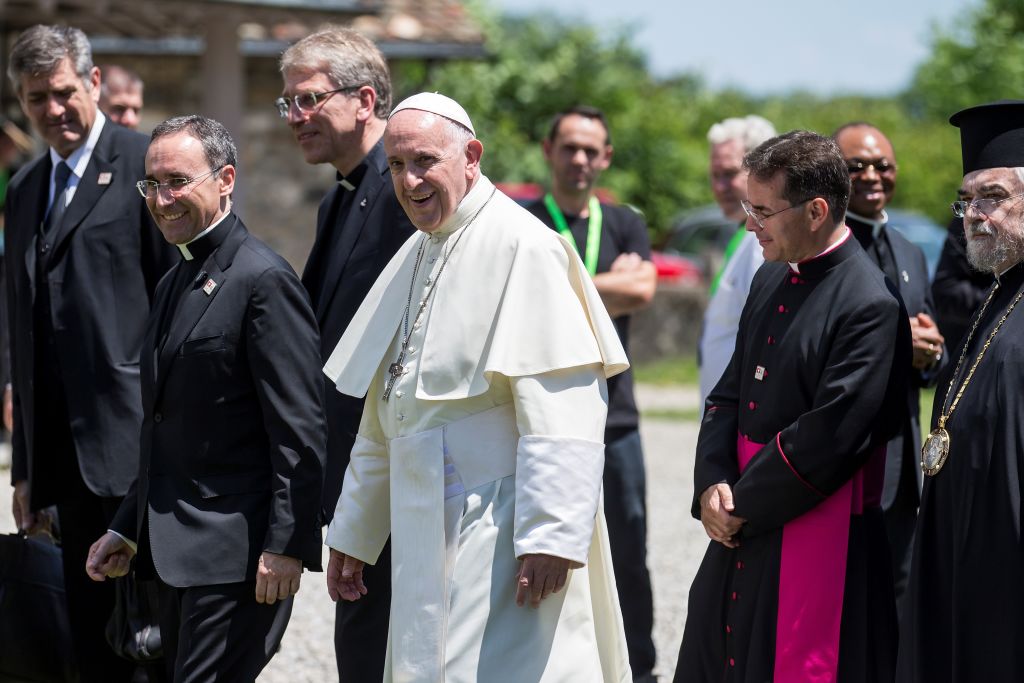 France: plus en paix avec les catholiques, Macron rend visite au pape mardi