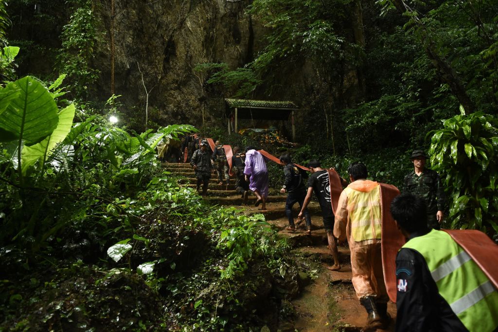 Enfants disparus en Thaïlande: prières devant la grotte