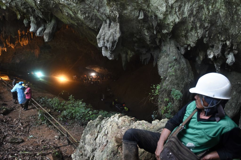 Enfants coincés dans une grotte en Thaïlande: la pluie freine les recherches