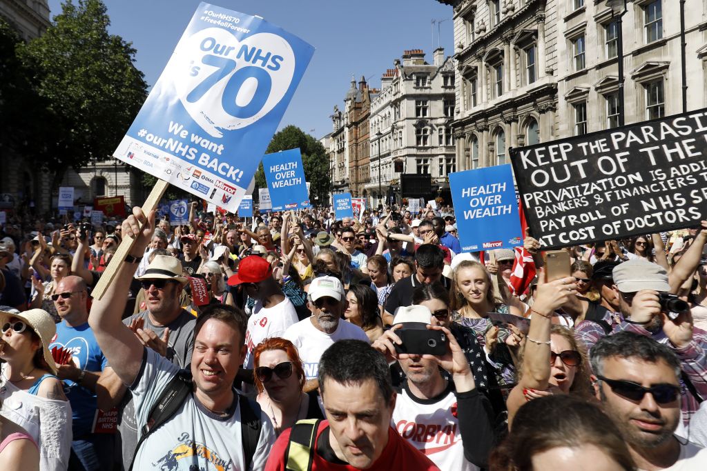 Des milliers de manifestants à Londres pour défendre le service public de santé