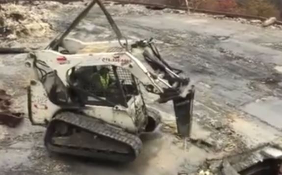 Un engin de chantier se met au travail, ce qui se passe au dernier moment – j’ai trop peur pour regarder