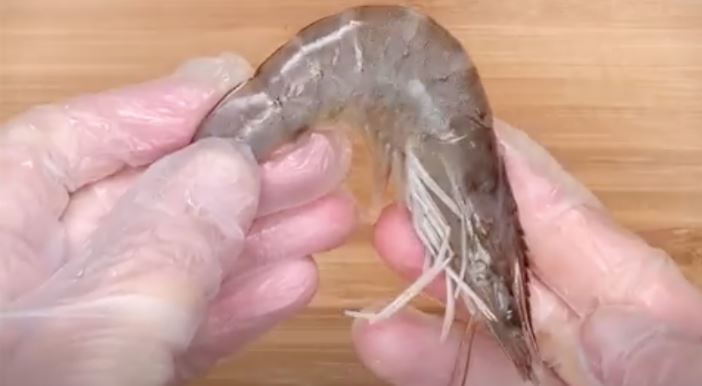 Un homme montre la technique appropriée pour préparer les crevettes – j&rsquo;aurais aimé le savoir avant