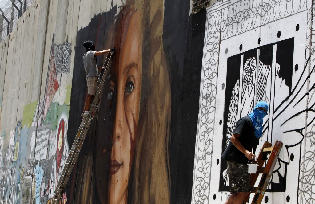 Israël arrête deux Italiens ayant peint un portrait géant d&rsquo;Ahed Tamimi