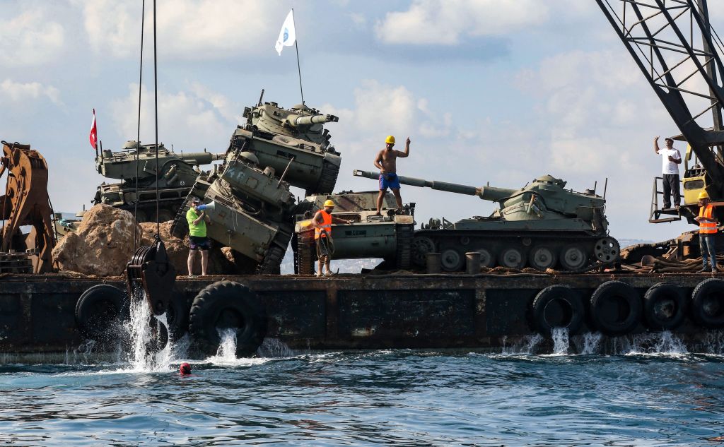 Des chars immergés dans la mer au Liban, pour le plaisir des plongeurs