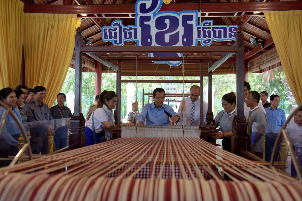Cambodge: une écharpe tissée longue de plus d&rsquo;un kilomètre, un record