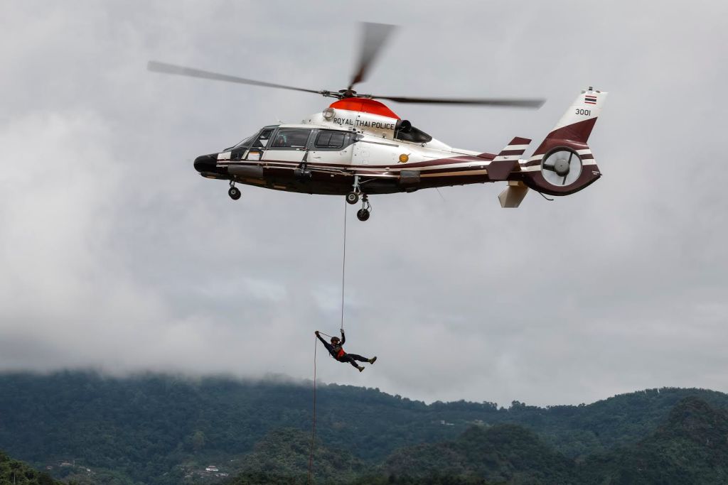 Thaïlande: les enfants passent leur 8ème nuit dans une grotte, la météo s&rsquo;améliore