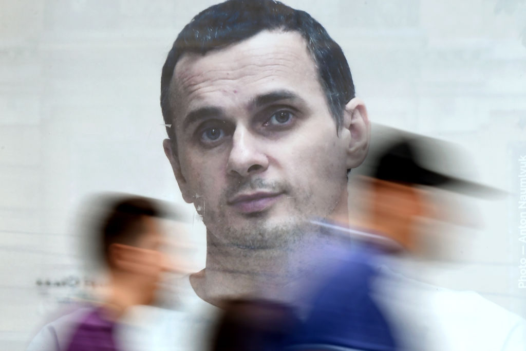 La mère du cinéaste ukrainien Sentsov appelle Poutine à sa libération