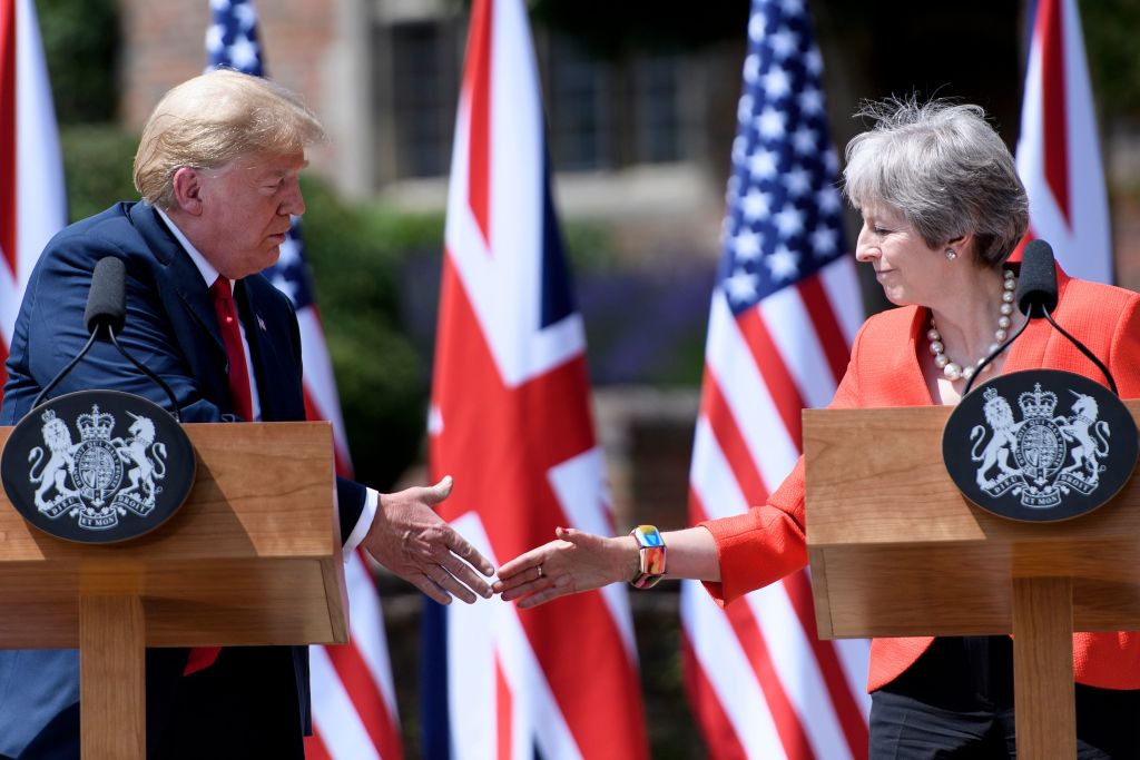 Brexit: May confie que Trump lui a suggéré de « poursuivre » l&rsquo;UE en justice