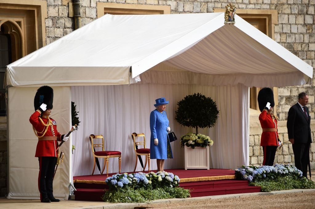 Donald Trump accueilli par Elizabeth II au château de Windsor