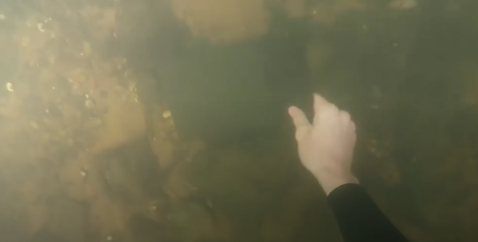 Des plongeurs trouvent une « boîte noire » au fond de la rivière, mais ce qu’il y a à l’intérieur – ils appellent immédiatement la police