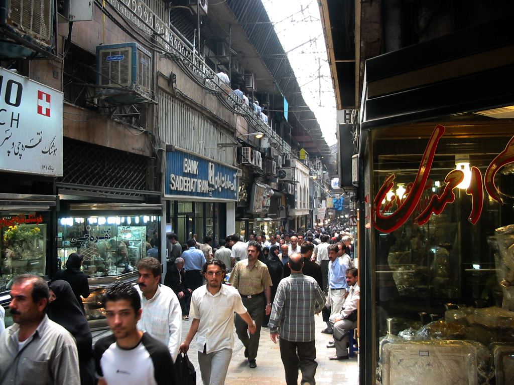 Sous pression économique, les jeunes Iraniens partagés sur leur avenir