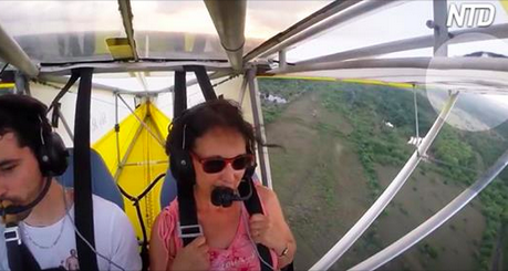 Des centaines de mètres au-dessus du sol, le pilote voit un passager clandestin sur l&rsquo;aile – gardez les yeux rivés à l&rsquo;extrême droite