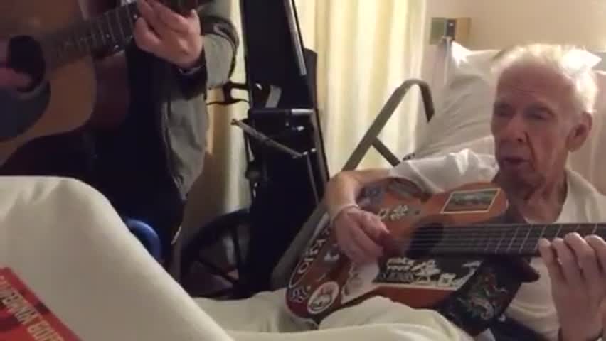 Un célèbre guitariste apprend que son ancien professeur de guitare est à l&rsquo;hôpital – il n&rsquo;y avait qu&rsquo;une seule chose à faire