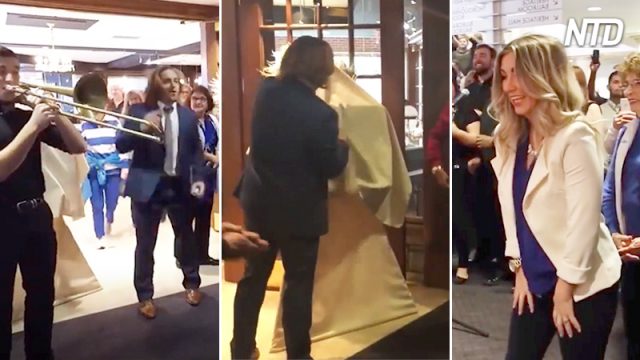 Demande en mariage de neuf minutes : il a passé neuf mois à préparer des messages romantiques sur des affiches de carton