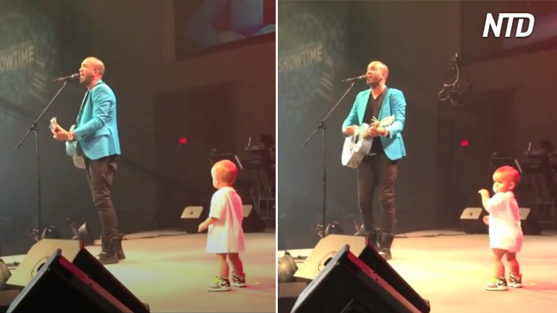 Un tout-petit prend d&rsquo;assaut la scène pendant que papa chante. Quand il se met à danser frénétiquement, tout le monde est emballé