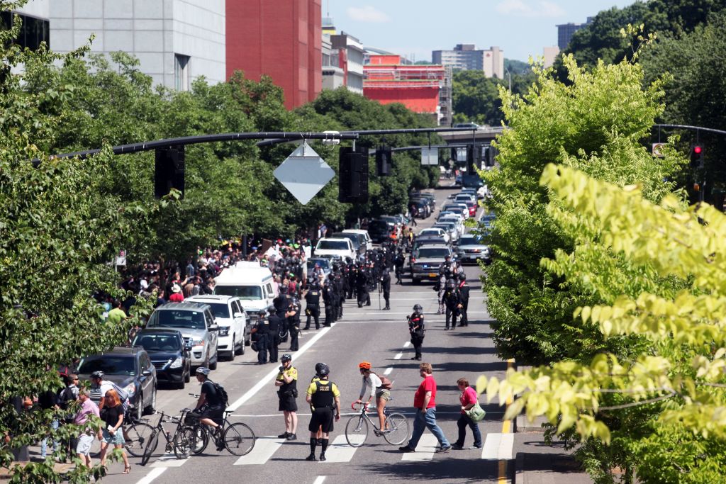 Trump dit « condamner tous les types de racisme », un an après les violences de Charlottesville