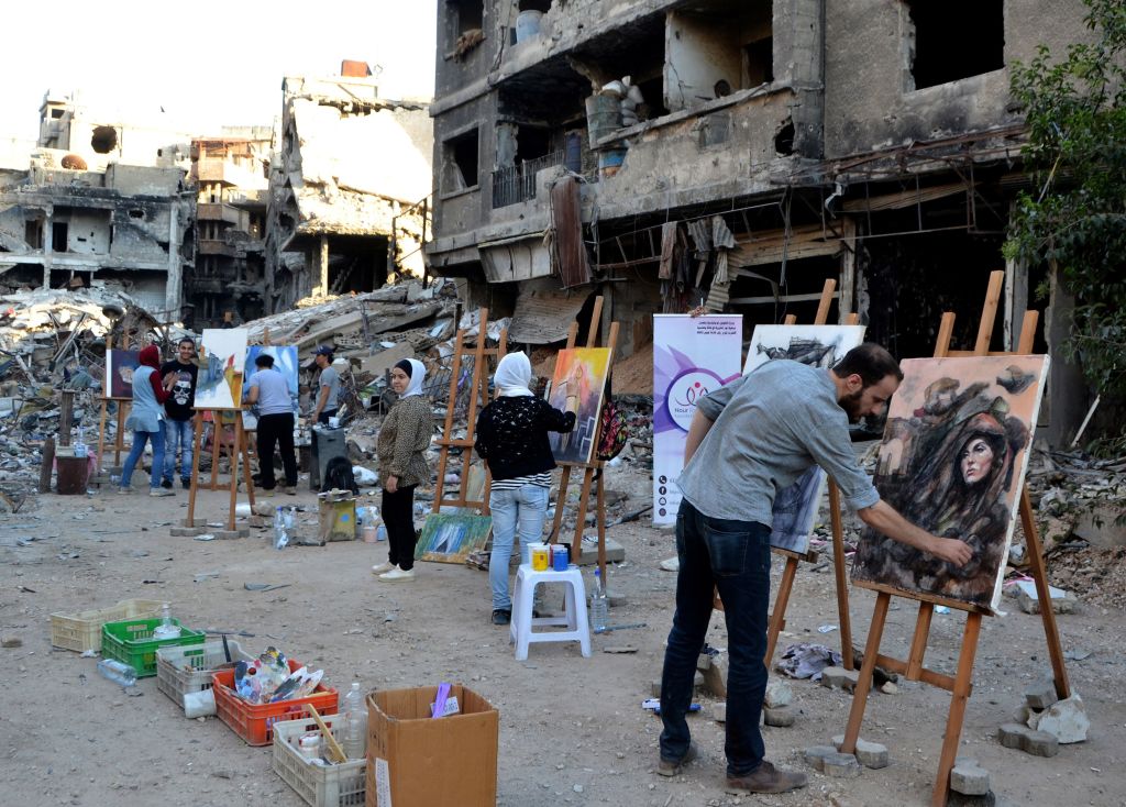En Syrie, la peinture pour exorciser la guerre dans le camp de Yarmouk