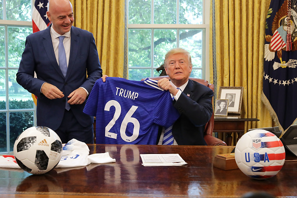 Trump reçoit Infantino et adresse un carton rouge à la presse