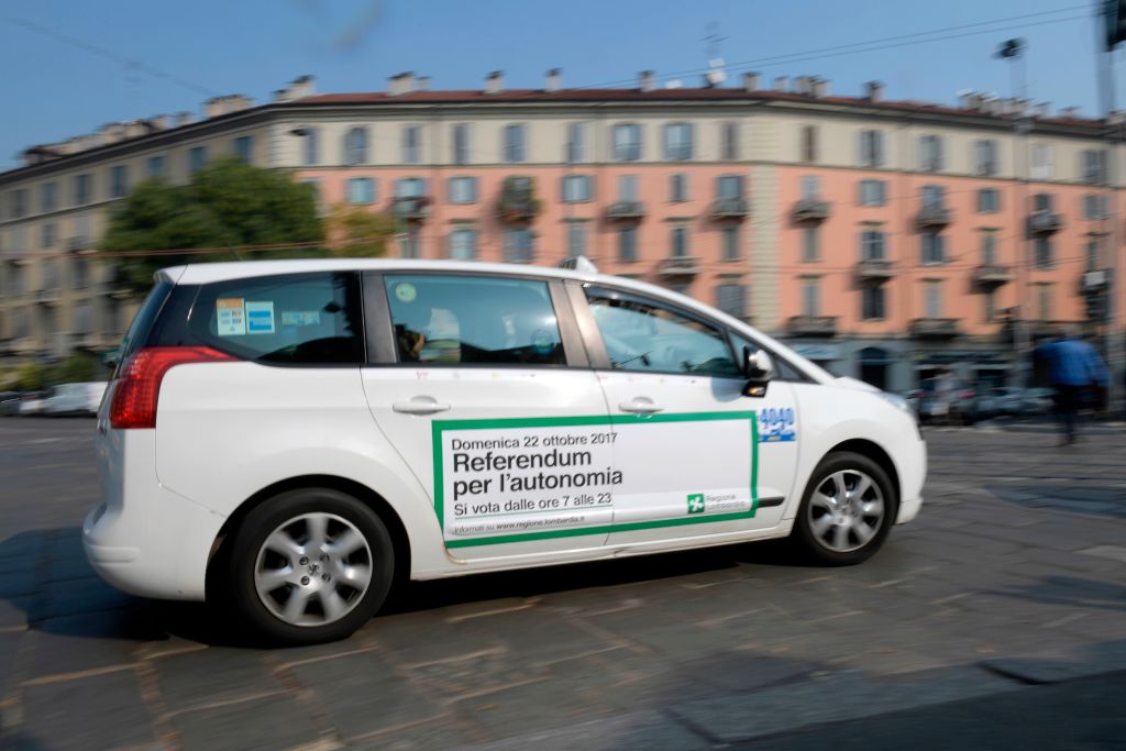 Canicule à Milan : amendes pour les chauffeurs de taxis en bermuda