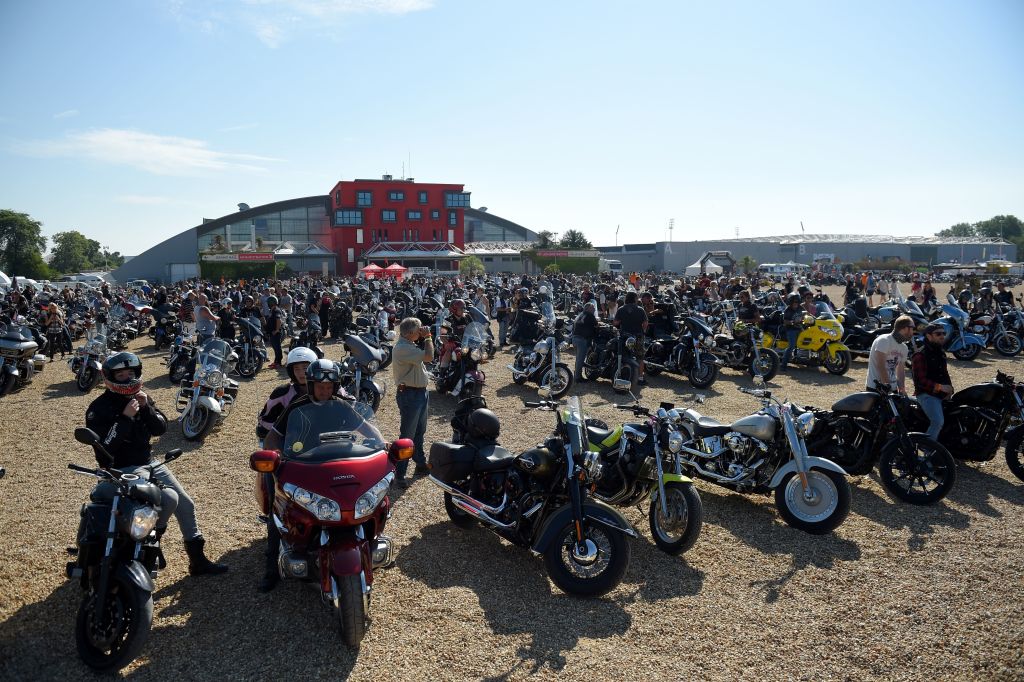 Trump s&rsquo;en prend de nouveau à Harley-Davidson, qu&rsquo;il recommande de boycotter