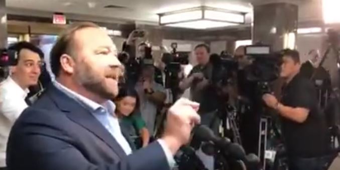 Alex Jones anime une conférence de presse impromptue à la suite de son interdiction à vie des médias sociaux