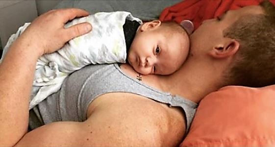 Le nouveau-né de ce papa décède tragiquement au cours d&rsquo;une sieste. Maintenant, la famille sensibilise la population