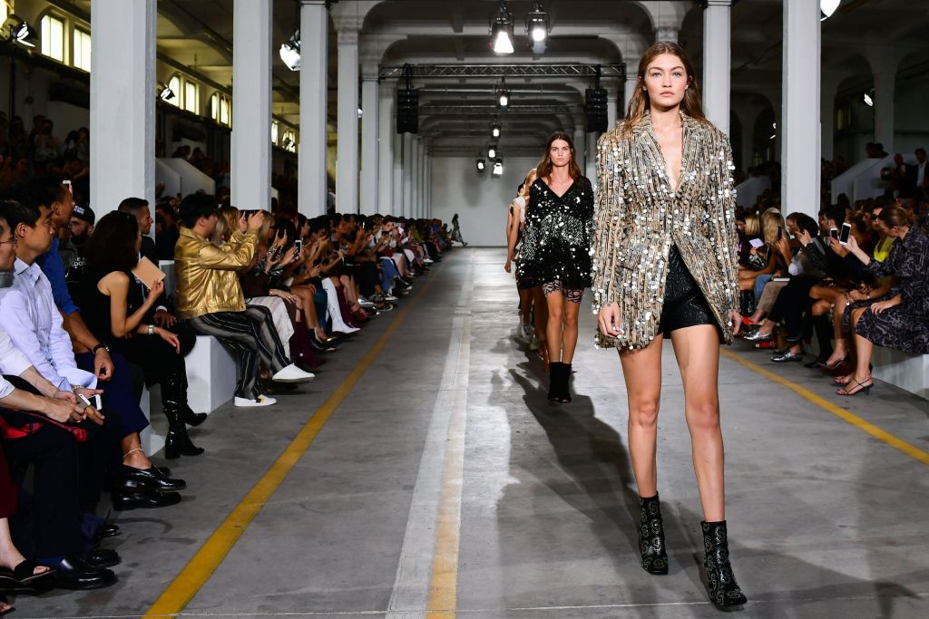 Mode à Milan: classique et chic chez Ferragamo, ethnique pour Cavalli