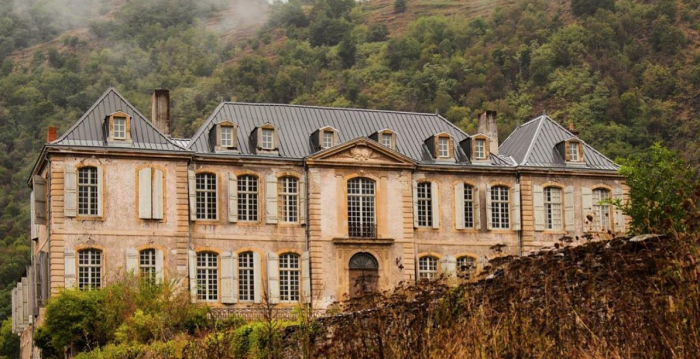 Un couple a acheté un château abandonné du 18e siècle –  sans avoir vu le site