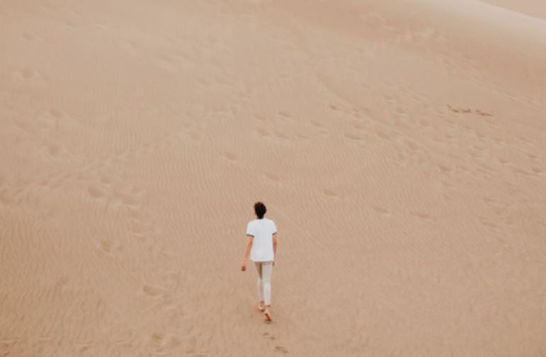 Pourquoi la solitude atteint-elle son apogée avant la trentaine ?