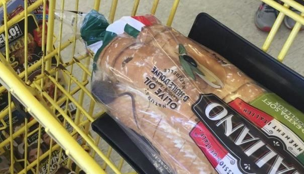 Canada : elle trouve une souris vivante dans son sac de pain en allant faire ses courses
