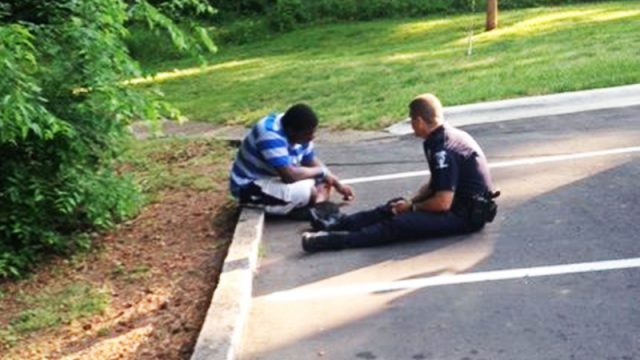 Un policier félicité de s&rsquo;être assis pour discuter les yeux dans les yeux avec un adolescent suicidaire atteint d&rsquo;autisme