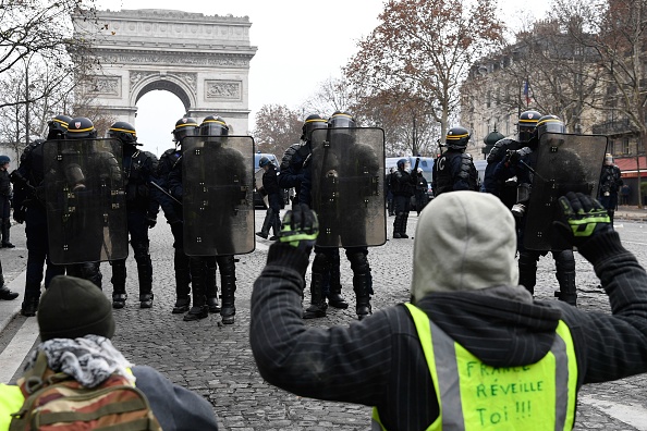 Dans plusieurs villes de France, des « gilets jaunes » à genoux devant les forces de l’ordre