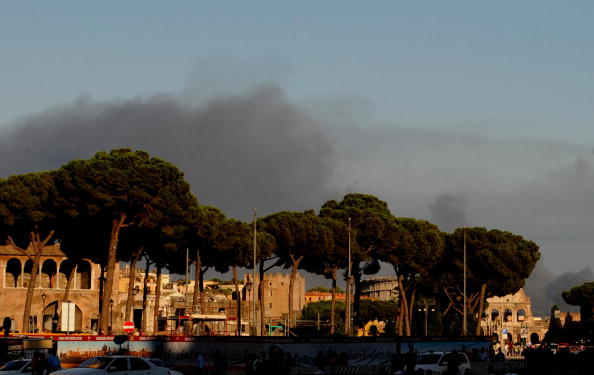 Vaste incendie à Rome sur fond de crise des déchets
