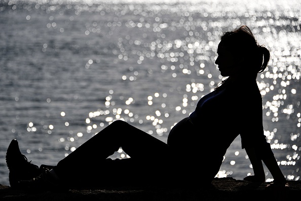 La fécondité baisse pour toutes les femmes en France, sauf les immigrées (étude)