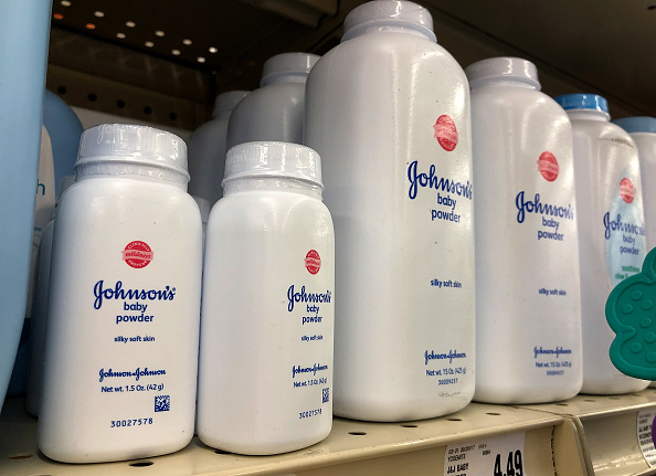 Johnson &Johnson, miné par les soupçons liés à son talc, s&rsquo;effondre à Wall Street