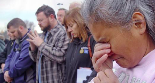 Des travailleurs de General Motors dévastés se rassemblent en prière après la fermeture de leurs usines aux États-Unis