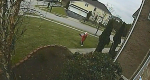 Une fillette de 8 ans vole un colis sur un porche et est filmée par la caméra de surveillance de la propriétaire