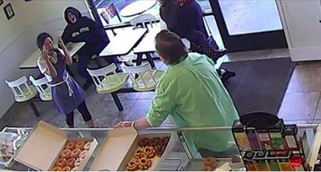 Vidéo : une femme sans-abri jette du café chaud au visage d&rsquo;une propriétaire d&rsquo;un magasin de beignets de Californie