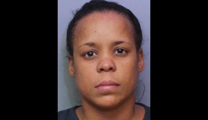 Vidéo : une mère des États-Unis entraîne sa fille adolescente alors qu&rsquo;elle se bat contre une autre adolescente