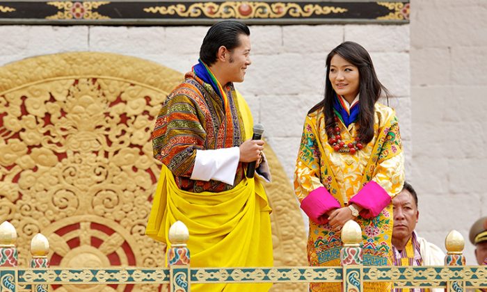 Un conte de fées moderne: une femme devient la plus jeune reine du monde après avoir gagné le cœur du roi à l&rsquo;âge de 7 ans