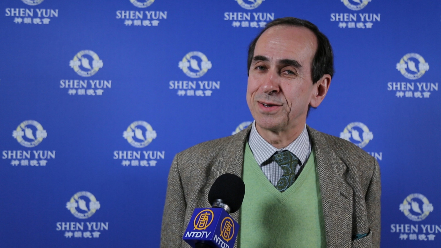 Un gestionnaire de patrimoine conquis par l’aspect divin et « la grâce onctueuse » de Shen Yun 