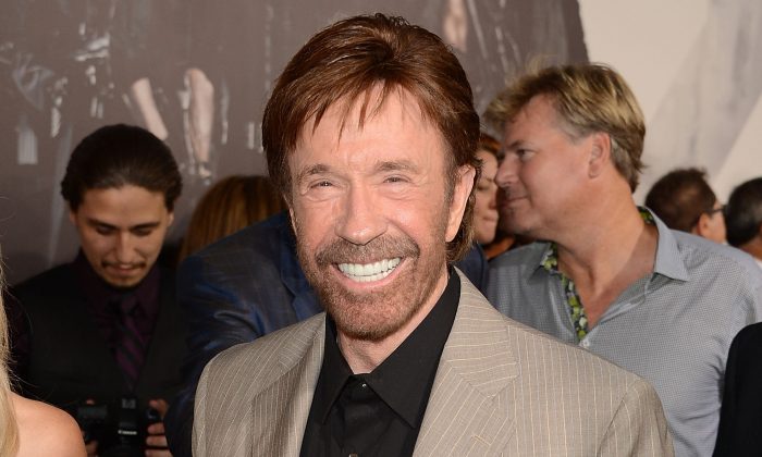 Chuck Norris dénonce « l&rsquo;affaiblissement des lois californiennes sur l&rsquo;immigration » après la mort d&rsquo;un officier