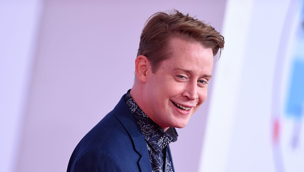 Macaulay Culkin reprend le classique « Maman, j’ai raté l’avion » le temps d’une publicité