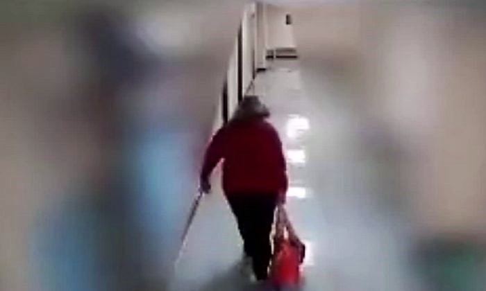 Une enseignante accusée de voies de fait pour avoir traîné un garçon autiste dans les couloirs de l&rsquo;école