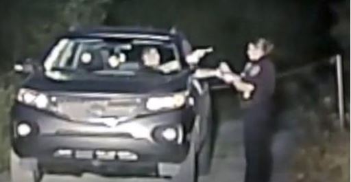 Une vidéo montre un suspect pointant une arme à feu sur un agent policier avant d&rsquo;être abattu