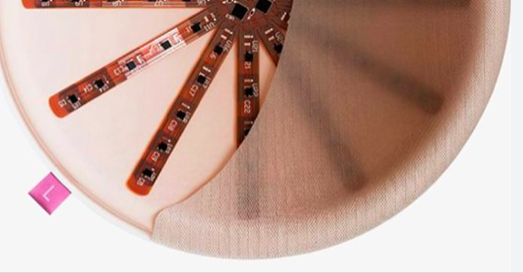 Un adolescent invente le soutien-gorge EVA, qui détecte le cancer du sein, après que sa mère a vaincu deux cancers