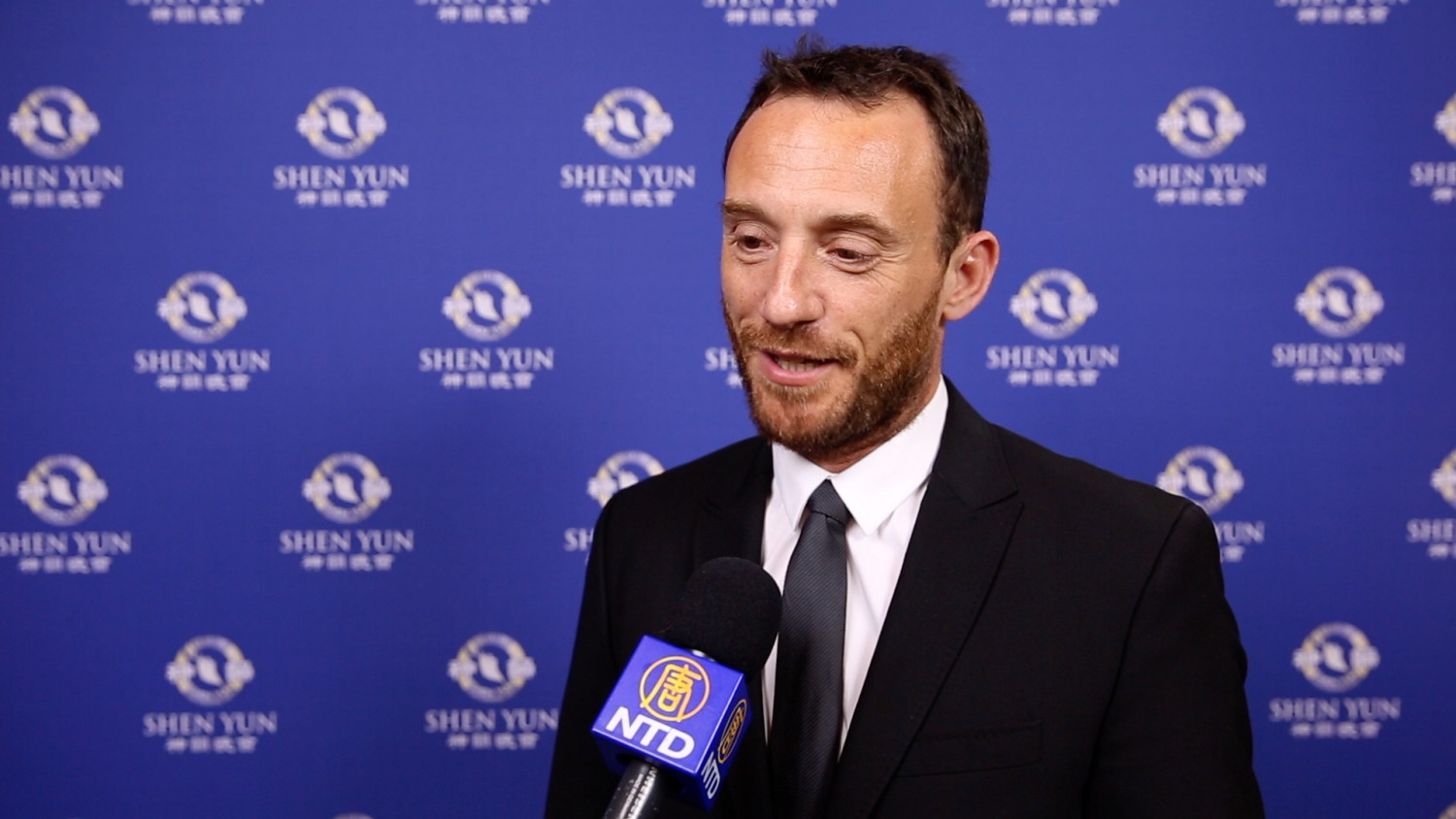 « On est pris au cœur », exprime un pharmacien gérant à propos de Shen Yun