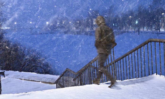 Un homme voit un adolescent marcher 16 km dans la neige pour se rendre à une interview et lui offre un emploi